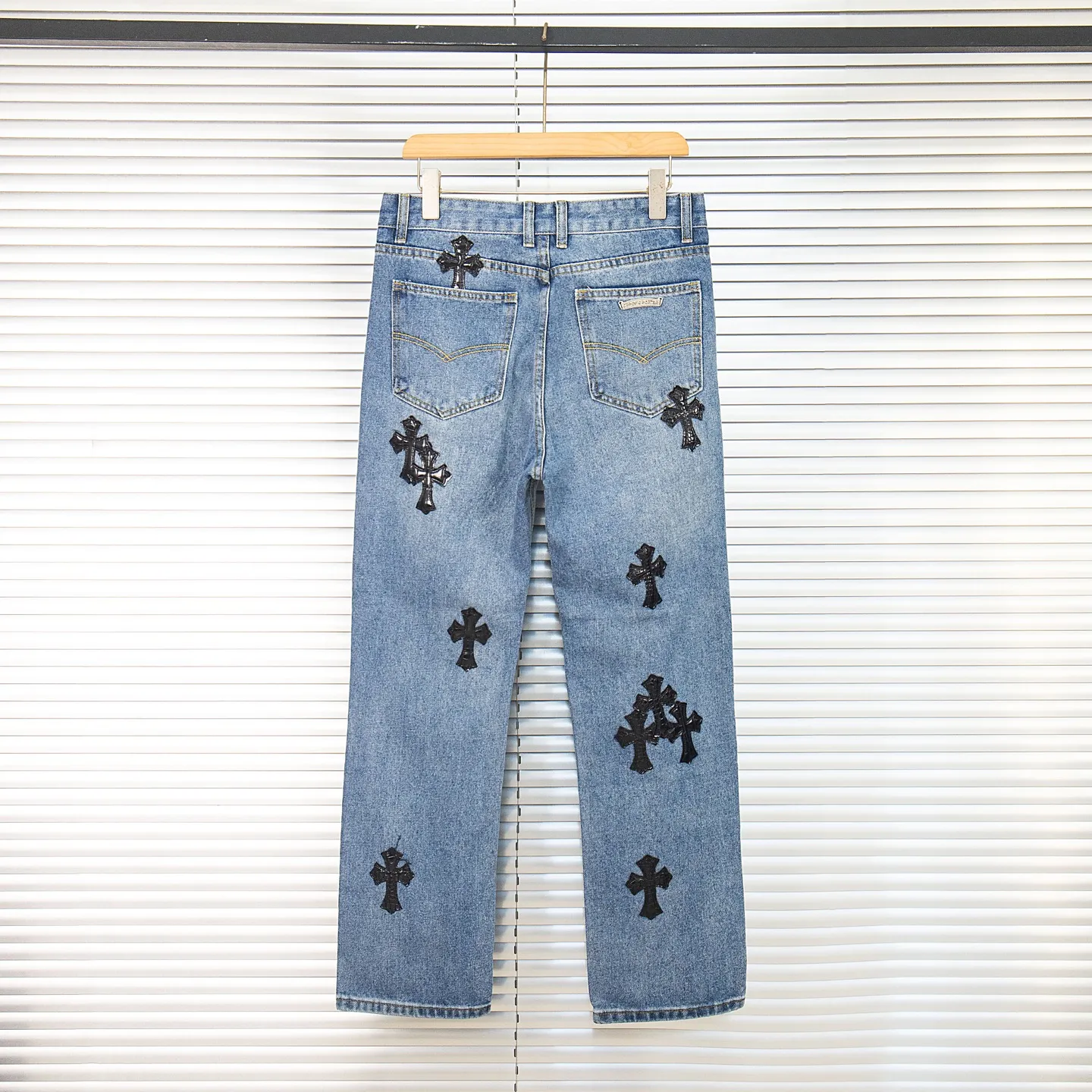 P240 Chrome hearts print stitching black leather classic washed jeans. Really restores the ultimate vintage texture. Three-dimensional version. Loose and comfortable, not picky on the figure. Looks taller and slimmer. Factory precision. Original factory quality control. Same style for men and women. Can be matched with couples. Versatile recommendation. Must-have jeans for all seasons. Fashionistas have been disappointed. From the quality selection of fabrics, the tailoring of details, and the matching of patterns, they are all impeccable! The upper body is so handsome when worn...it can be easily worn by men, women and children! The craftsmanship is made of heavy-duty washed pure cotton denim fabric. After washing, it is soft and thick. It is very stylish when worn on the body. Style number: 1760# Color: blue Size: 28 30 32 34 36